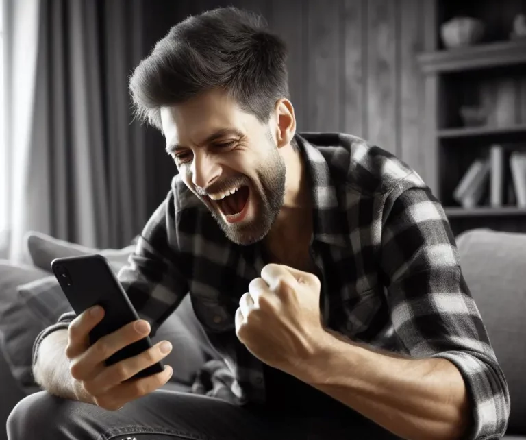 мужчина играет в онлайн казино